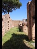 03195 ostia - regio i - insula xii - caseggiato dei triclini (i,xii,1) - hof - porticus - westseite - bli ri norden - 06-2024.jpg